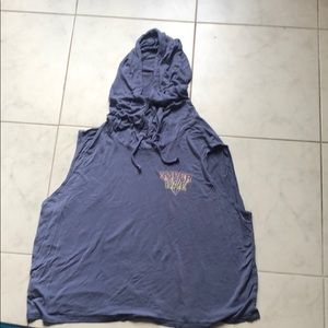 Sleeveless hooded shirt